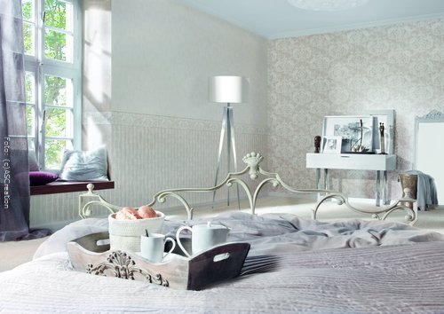 Sanfte Farben, verspielte Tapeten und der Mix aus modernem Design und Landhausstil versprechen in diesem Schlafzimmer eine romantische Einstimmung auf die Nacht.